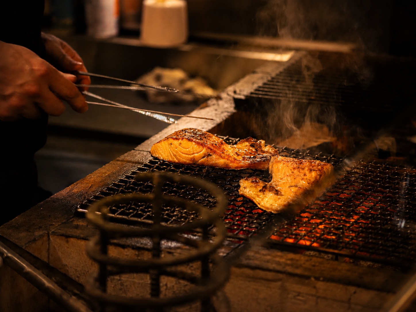 炭火で焼き上げるサーモン